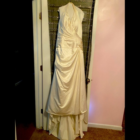 NWOT DAVID’S BRIDAL WEDDING DRESS, Ivory in color says size 12. - Picture 3 of 16